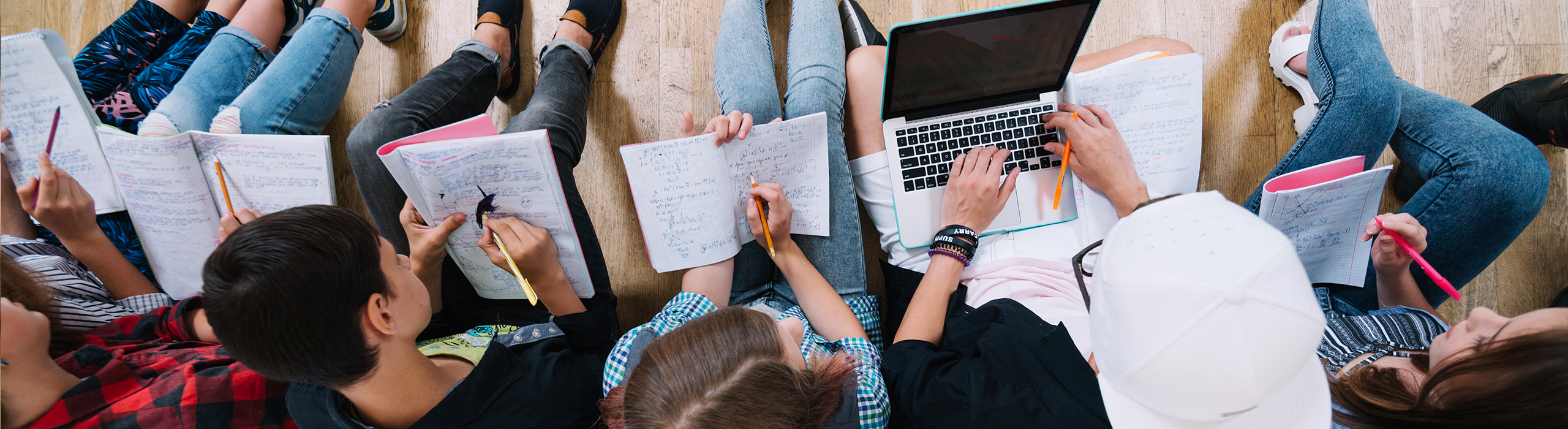 Schüler, die sich über Ausbildung, Studium, Praktikum informieren